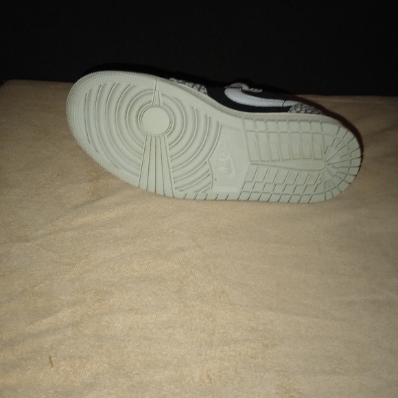 SALE !!!!Air Jordan 1 low OG Black Cement Mens 6.5 or women's size 8 - Picture 11 of 11